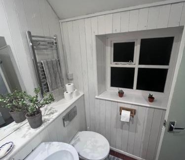 Long Barn House | The Hay Loft - private bathroom in separate building 10 metres away