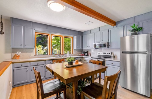 Olympia House | The Hayes Cabin In The Cove | Lakeside house in Olympia with beach access