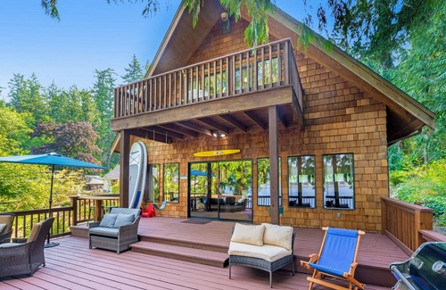 Olympia House | The Hayes Cabin In The Cove | Lakeside house in Olympia with beach access