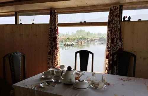Dal Lake Apartment | The Heritage Amina Group Of Houseboats