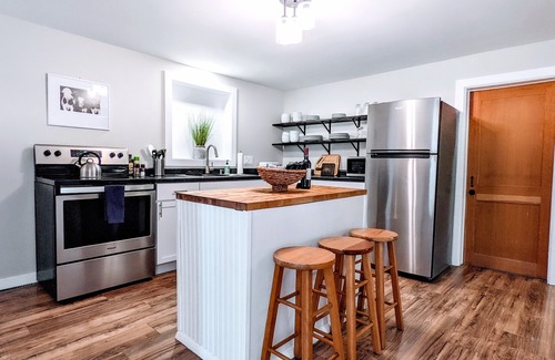 Three Oaks House | The Hickory House - Walk to Downtown Three Oaks - Week Stay Discount