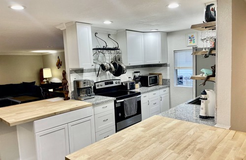 Spring Hill House | The Hidden Jim River Cottage -Kayaks & Canoe