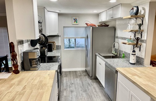 Spring Hill House | The Hidden Jim River Cottage -Kayaks & Canoe