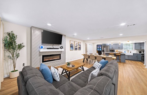 Stockbridge House | The Hidden Oasis-Beautiful 4 bdrm home in Jonesboro minutes away from Atlanta!