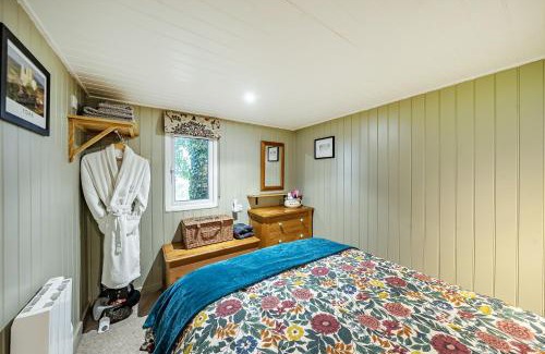 Newton-on-Rawcliffe House | The Hide - Cosy Cabin with hot tub