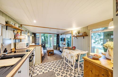 Newton-on-Rawcliffe House | The Hide - Cosy Cabin with hot tub