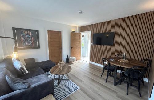 Lancaster Apartment | The Hideaway - 2-Bedroom Apartment with outdoor terrace & free parking