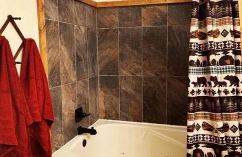 Eureka Springs Apartment | The Hideaway at Bear Mountain Log Cabins