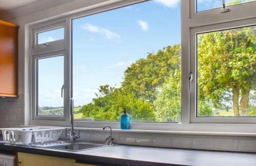 Tregony Apartment | The Hideaway - Spacious 3 Bedroom Apartment