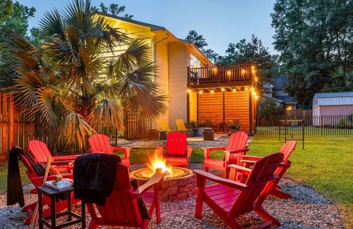 West Ashley House | The Hideout | Fire Pit, Movie Deck & Fun Games