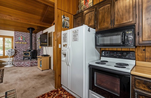 Groveland House | The Hideout - Pet Friendly - The Perfect Spot for a Relaxing Yosemite Vacation by Yosemite Region Resorts