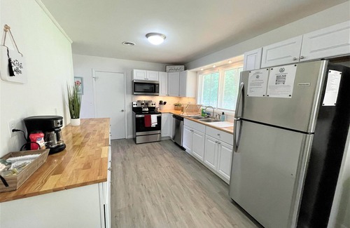 Center Point House | The Hilltop/Luxe Stylish Sunny Upscale