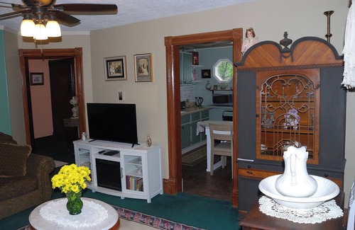 Hot Springs Apartment | The “Historic” Burdette House - EST. 1891 3rd floor Victorian Suite