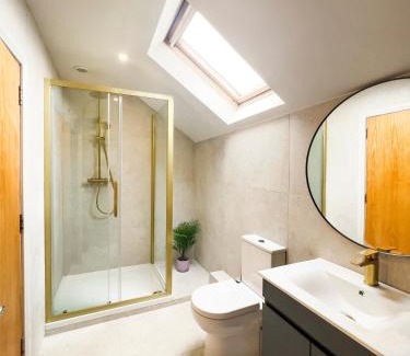 Queens Quarter Apartment | The Hockney - 2 Bd Hip Ap Ultra Fast WIFI