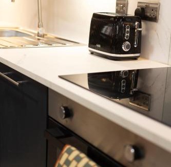 Queens Quarter Apartment | The Hockney - 2 Bd Hip Ap Ultra Fast WIFI