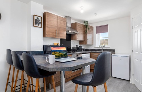 Lincoln House | The Holt - 2 DBL Bedrooms with Parking