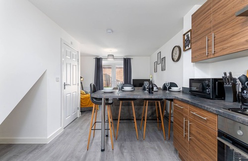 Lincoln House | The Holt - 2 DBL Bedrooms with Parking