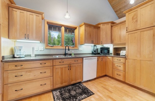 Duluth Cabin | The Honeycomb Hideout - Cozy lakeside cabin in lovely Duluth