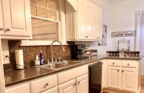 Goldsboro House | The Honeycomb Hideout 4bedroom 2bathroom