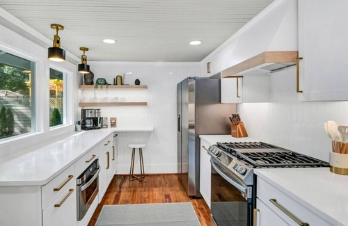 Earlewood House | The Indigo - 2BR w/Hot Tub & Outdoor Space