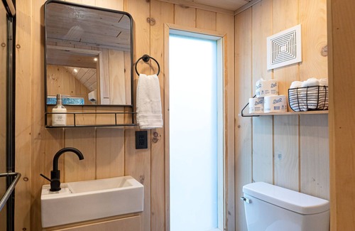 Knoxville Cabin | The Iris: Secluded Nordic style tiny home