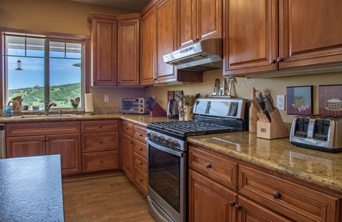 Bradley House | The J's Nest Deluxe - Beautiful Hilltop Home with Charming Cottage!