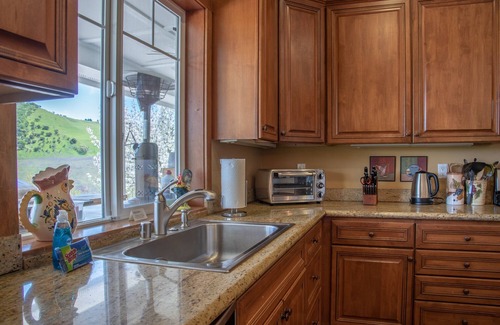 Bradley House | The J's Nest Deluxe - Beautiful Hilltop Home with Charming Cottage!