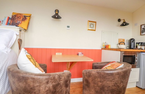 Barnoldswick Cottage | THE JOURNEYMAN LUXURY SHEPHERDS HUT, pet friendly in Barnoldswick