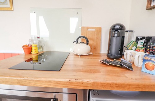 Barnoldswick Cottage | THE JOURNEYMAN LUXURY SHEPHERDS HUT, pet friendly in Barnoldswick