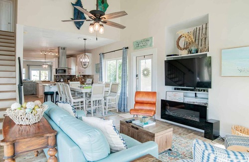 Sharp Reef House | The Key Lime Cottage | Pet Friendly, Pool, Canal!