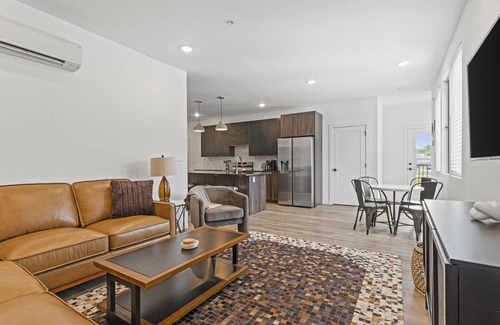 Shawnee Apartment | The Kingdom - Walkable + Dog Park+Outdoor Space