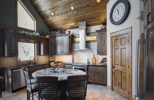 Elwood House | The Lakehouse at Johnson Lake – Your Perfect Getaway!