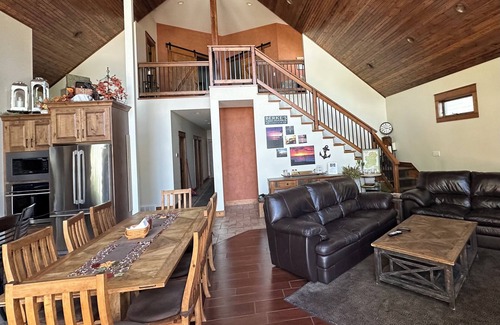 Elwood House | The Lakehouse at Johnson Lake – Your Perfect Getaway!
