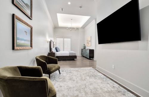 Cullman Hotel | The Lakes Suite | 5 Minutes from I65 | In the heart of Cullman