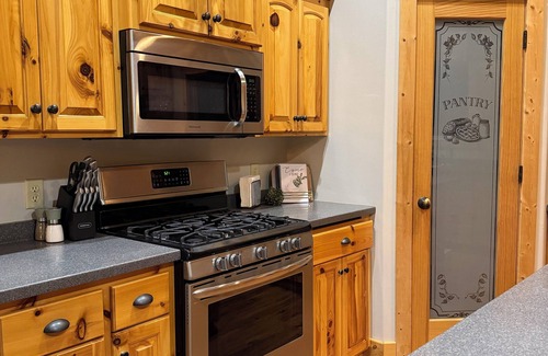 Krakow House | The Lakeview HousenHot tub/Games/Stunning Views