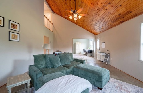 Pangburn House | The Landing House— Jetted Tub— Weddings—Elopements