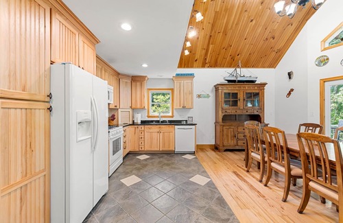 Nottingham House | The Largest Waterfront property on Pawtuckaway Lake for family memories!