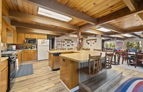 Cold Springs Cabin | The Laughing Pig – 9-Bedroom Family Cabin for 33 with Game Room, Fireplaces & Huge Outdoor Firepit