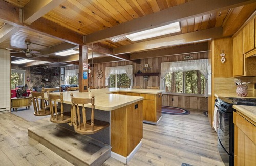 Cold Springs Cabin | The Laughing Pig – 9-Bedroom Family Cabin for 33 with Game Room, Fireplaces & Huge Outdoor Firepit