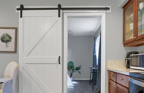 North Charleston House | The "Lay-Over"Remodeled stylish 3 Bedroom home~ PRIME LOCATION PETS OK Sleeps 8