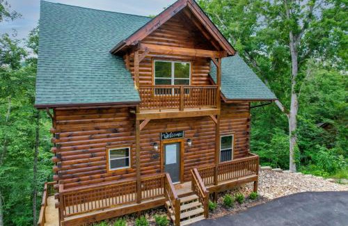 Sevierville House | The Lazy Bee - Mountain Views, Pool, Hot Tub & Games for All