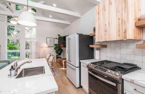 Auburn House | The Leafy Lodge- Pets ok