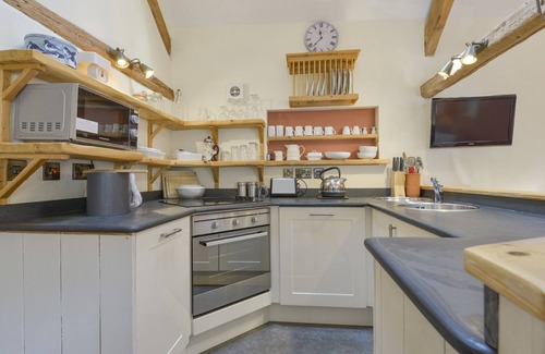 Littleham Cottage | THE LINNEY, pet friendly, with open fire in Littleham, North Devon