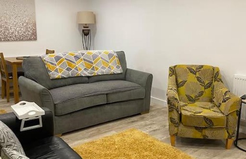 Newbridge Apartment | The Lions Den flat at the red lion public house.