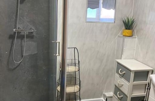 Newbridge Apartment | The Lions Den flat at the red lion public house.