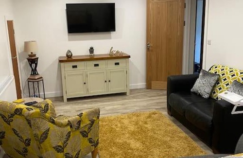 Newbridge Apartment | The Lions Den flat at the red lion public house.