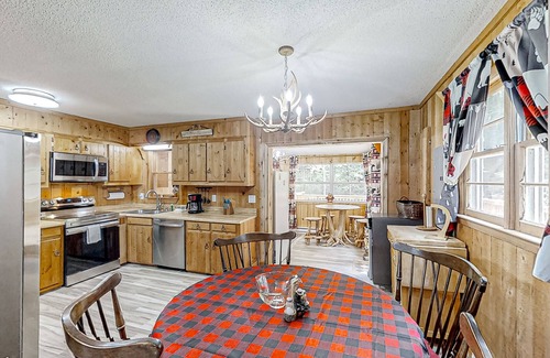 Otto Cabin | The Little Dude Cabin | Rustic cabin in Franklin with water & wildlife views