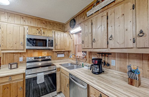 Otto Cabin | The Little Dude Cabin | Rustic cabin in Franklin with water & wildlife views