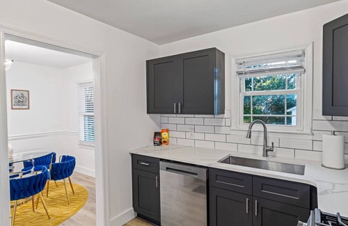 Southside House | The Little Lou | 10 mins to Airport | Sleeps 15