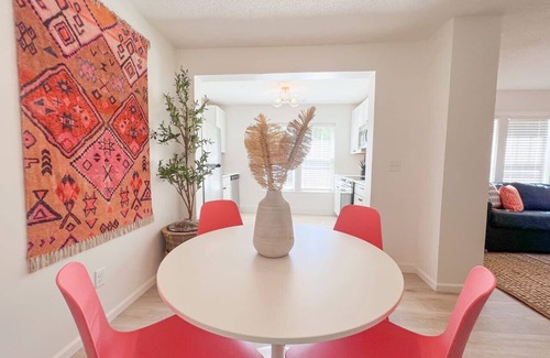 Mountain View House | The Local Giraffe ~ w/firepit, convenient locatio